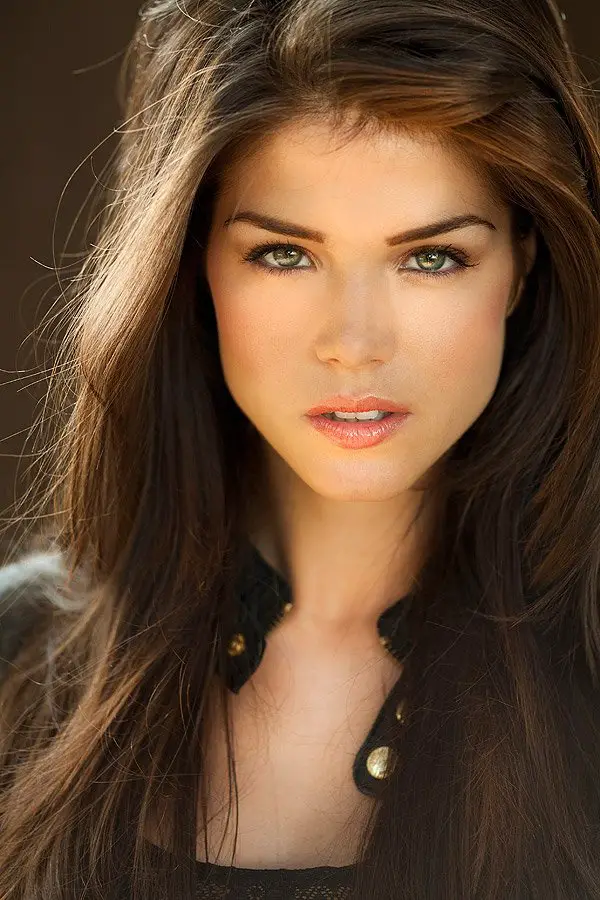 How tall is Marie Avgeropoulos?